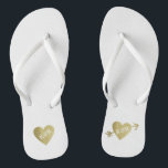 Chinelos corações de amor de ouro falsos personalizados com<br><div class="desc">Para um casal casado,  uma design romântica com suas iniciais (Sr.   Sra.) em um coração de ouro com uma flecha em branco...  para trazer conforto e facilidade a todos os seus eventos de planejamento de casamento...  perfeito para vestir após o casamento.</div>