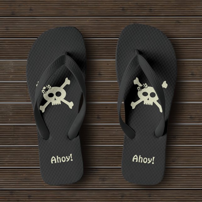 Chinelos Crânio de Pirata-Cinto e Espinhas Personalizadas A (☠️Ahoy! Set sail for adventure in these cute pirate flip flops ☠️)