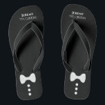 Chinelos Cute Mock Tuxedo Torta O Casamento Preto Do Groom<br><div class="desc">Estes chinelos bonitos são a maneira perfeita para o noivo arrancar seus calçados e celebrar sua recepção de casamento. Eles apresentam um design de tuxedo bonito e divertido,  que é simples,  fofo e divertido,  com uma gravata branca de arco e botões em fundo preto com seu nome e título.</div>