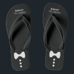 Chinelos Cute Mock Tuxedo Torta O Casamento Preto Do Groom<br><div class="desc">Estes chinelos bonitos são a maneira perfeita para o noivo arrancar seus calçados e celebrar sua recepção de casamento. Eles apresentam um design de tuxedo bonito e divertido,  que é simples,  fofo e divertido,  com uma gravata branca de arco e botões em fundo preto com seu nome e título.</div>