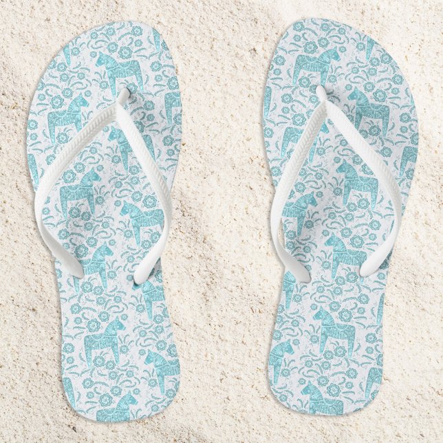 Chinelos Dala Horse — Padrão Verde-Teal Sueco e Branco (Swedish Dala Horse teal green and white patterned flip flops)