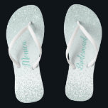 Chinelos de Casamento da Mint Green Bridesmaid<br><div class="desc">chinelos de festa de casamento bonito com gráficos de uma brilho verde da casa de banho em um fundo verde-menta claro. O texto personalizado é perfeitamente personalizável para atender às suas necessidades de casamento.</div>