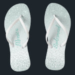 Chinelos de Casamento da Mint Green Bridesmaid<br><div class="desc">chinelos de festa de casamento bonito com gráficos de uma brilho verde da casa de banho em um fundo verde-menta claro. O texto personalizado é perfeitamente personalizável para atender às suas necessidades de casamento.</div>