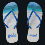 Chinelos de Casamento de Praia de Bridesmaid<br><div class="desc">Chinelos de Bridesmaid com uma foto de uma praia arenosa branca e água do oceano turquesa. As noivas feitas em texto azul são totalmente personalizáveis para atender às suas necessidades.</div>