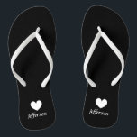Chinelos de casamento de praia personalizados para<br><div class="desc">Chinelos de casamento de praia personalizados para convidados. O partido elegante é um sobrenome personalizado ou monograma e um símbolo de amor cardíaco. O passado personalizado e a cor da pulseira para ele e seus homens e mulheres. Preto romântico e branco, suas sandálias e suas com tipografia de caligrafia com...</div>