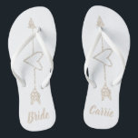 Chinelos De Casamento De Srow Heart Brides<br><div class="desc">Chinelos de noiva branca com gráficos de um contorno de corações que brilha no champanhe,  com uma seta passando por ele. O texto personalizado que não é personalizável é perfeitamente adequado às suas necessidades.</div>