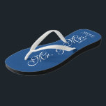Chinelos de casamento do Sr. e da Sra. Blue para r<br><div class="desc">Marinho Azul Sr. e chinelos de casamento da praia para noiva e noiva / casal Recem casados. Adicione sua data de casamento. Nome personalizado flipflops elegantes para recém-casados e sua comitiva. Faça suas próprias sandálias personalizadas de cunho para noiva de equipe, noiva, madrinha de casamento, florista, mãe da noiva, mãe...</div>