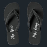 Chinelos de Casamento Preto e Branco com Nome Pers<br><div class="desc">Estes chinelos pretos e brancos são perfeitos para uma recepção de casamento na praia ou lua de mel na praia. O sacudir é preto com uma escrita branca que diz "a nova Sra.",  Os chinelos podem ser personalizados com o nome da noiva.</div>