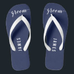 Chinelos de Festa de casamento Azul de Marinho de<br><div class="desc">Chinelos azuis de festa de casamento simples com marinho grande e texto personalizável - você pode adicionar o nome do Groom</div>