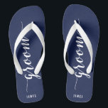 Chinelos de Festa de casamento Azul do Marinho de<br><div class="desc">Chinelos simples de festa de casamento azul marinho do Groom Personalizado com tiras largas e texto personalizável - você pode adicionar o nome do Groom</div>