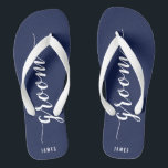 Chinelos de Festa de casamento Azul do Marinho de<br><div class="desc">Chinelos simples de festa de casamento azul marinho do Groom Personalizado com tiras largas e texto personalizável - você pode adicionar o nome do Groom</div>