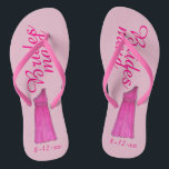 Chinelos de Festa de casamento de vestir de Brides<br><div class="desc">Os chinelos apresentam uma ilustração original de um vestido bonito cor-de-rosa-damas/madrinha de casamento, com BRIDESMAID em fonte divertida. Excelente pequeno presente para sua festa de casamento! Simplesmente personalize com a data do seu evento. Designs de coordenação disponíveis para outros membros do partido noivo. O Designer está disponível para criar e...</div>