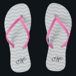 Chinelos de festa de casamento do medidor de cinza<br><div class="desc">Chinelos de casamento de cinzas/cinzas com o padrão monograma chevron. Precinta de cor personalizada para ele e seus homens e mulheres. Cor de fundo personalizada e iniciais de nome personalizado. sandálias de design de banda de zigzag modernas. Linhas verticais ou horizontais. Festas bonitas a favor do tema da praia casamento,...</div>