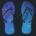 Chinelos de Festa de solteira brilhante azuis<br><div class="desc">Design de Bachelorette de Fim de Semana Azul Glitter. Este flip-flops de Festa de solteira combina dois tamanhos de fonte para uma aparência mais dinâmica. Para itens correspondentes,  siga o link: Caso você precise de personalização para o design,  fique livre para entrar em contato comigo: szdesigns2021@gmail.com</div>