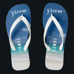 Chinelos de Festas de casamento do Salão de Praia<br><div class="desc">Chinelos de festa de casamento de praia em caligrafia com tiras largas e texto personalizável - você pode adicionar o nome de Groom</div>