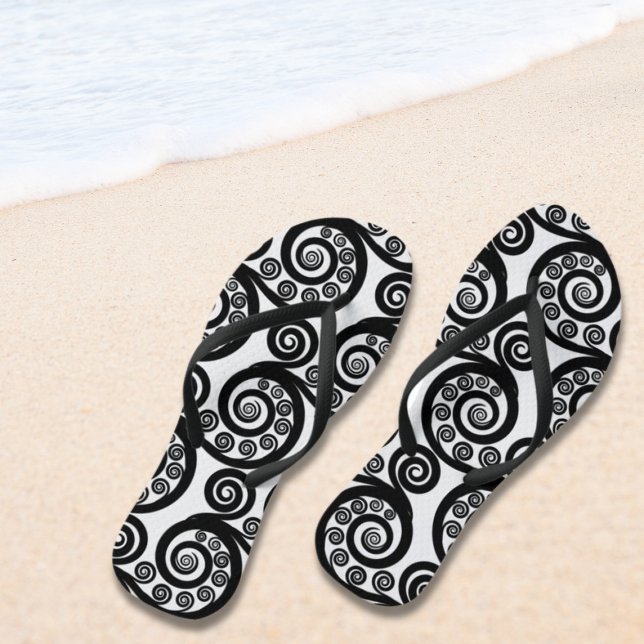Chinelos de giro preto e branco em preto-e-branco (Trendy Black & White Curly Swirl Flip Flops, Beach Shoes)