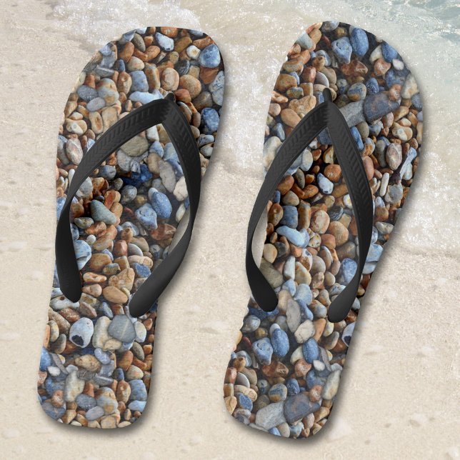 Chinelos de padrões de pebolhas de praia (Flip flops featuring a pattern with beach pebbles)