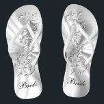 Chinelos Design de Ornamentado de Prata e Satélite Branco |<br><div class="desc">Calçados de Fenda Bridal prontos para você personalizar. Se for necessário... você pode começar a ser atualizado com suas próprias opções de texto, cor de texto e fonte com a área da ferramenta design do Zazzle. ✔ Nota: Nem todas as áreas de modelo precisam ser alteradas. 📌 Se você precisar...</div>
