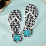 Chinelos Diamantes Pretos e Aqua Monogramados<br><div class="desc">Padrão geométrico e de moda e design monograma. Perfeito para noivas,  damas de honra,  festas noivas,  aniversários,  presentes de verão,  etc.</div>