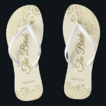 Chinelos Dourado lugar na Ivory Cream O Casamento Elegante<br><div class="desc">Dance a noite fora com essas belas chinelos de casamento. Projetados para a noiva, eles apresentam um design simples, mas elegante, com inscrições douradas em um fundo de marfim ou creme e ricos de renda e espirais. Uma bela maneira de se manter rico e apropriado enquanto dá uma pausa nos...</div>