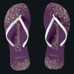 Chinelos Dourado lugar no casamento da ponte Chic Purple Pl<br><div class="desc">Estes chinelos elegantes de casamento são uma maneira excelente de obrigado e reconhecer suas madrinhas, enquanto descansam depois de um longo dia. O belo design apresenta um design elegante com colchetes de rendas de ouro sobre um fundo de cor roxa de ameixa e a inscrição de scripts coloridos de ouro...</div>