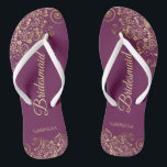 Chinelos Dourado lugar no Casamento de Bridesmaid Roxo do C<br><div class="desc">Estes chinelos elegantes de casamento são uma maneira excelente de obrigado e reconhecer suas madrinhas, enquanto descansam depois de um longo dia. O belo design apresenta um design elegante com colchetes de rendas de ouro em um quadro roxo, magenta ou fundo colorido de morango e leituras de script coloridas de...</div>