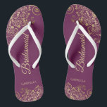 Chinelos Dourado lugar no Casamento de Bridesmaid Roxo do C<br><div class="desc">Estes chinelos elegantes de casamento são uma maneira excelente de obrigado e reconhecer suas madrinhas, enquanto descansam depois de um longo dia. O belo design apresenta um design elegante com colchetes de rendas de ouro em um quadro roxo, magenta ou fundo colorido de morango e leituras de script coloridas de...</div>