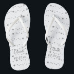 Chinelos Estrelas Livremente Prateadas Brilhantes Personali<br><div class="desc">Você pode facilmente adicionar sua data de casamento a esses flipflops personalizados das noivas nos formulários do modelo. Elas são decoradas com padrões de estrelas de prata vivas em vários tamanhos e padrões. Obrigado por comprar TrendyFlipFlops no Zazzle.</div>