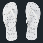 Chinelos Estrelas Prateadas Livremente Fluxos de Noivas Per<br><div class="desc">Você pode facilmente adicionar sua data de casamento a esses flipflops de noiva personalizados nos formulários de modelo. Eles são decorados com padrões de estrelas de prata vivas em vários tamanhos e padrões. Obrigado por comprar TrendyFlipFlops no Zazzle.</div>