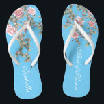 Chinelos Flores Cor-de-rosa Brilhantes Presentes de Casamen<br><div class="desc">O flops mostra uma ilustração de flores cor-de-rosa sobre fundo azul brilhante, e uma típica tipografia de palavras de casamento. Este elegante par de chinelos é um belo e memorável presente para o membro da festa noiva: a tribo da noiva, as damas de honra, a mãe da noiva, a madrinha...</div>