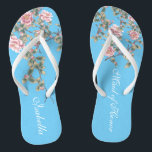 Chinelos Flores Cor-de-rosa Brilhantes Presentes de Casamen<br><div class="desc">O flops mostra uma ilustração de flores cor-de-rosa sobre fundo azul brilhante, e uma típica tipografia de palavras de casamento. Este elegante par de chinelos é um belo e memorável presente para o membro da festa noiva: a tribo da noiva, as damas de honra, a mãe da noiva, a madrinha...</div>