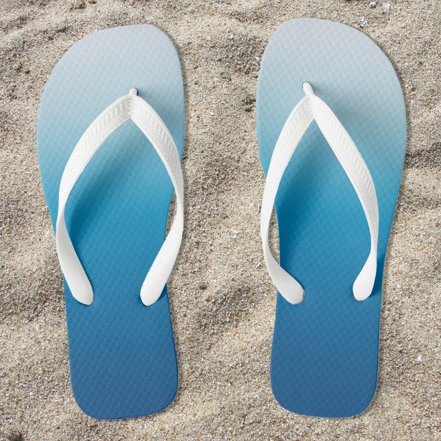 Chinelos Gradiente de Azul Céu para Azul Oceano (Azure Sky to Ocean Blue Ombre Flip Flops for Her)