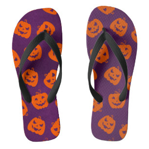 Chinelos Halloween Pumpkins sobre o padrão de fundo roxo