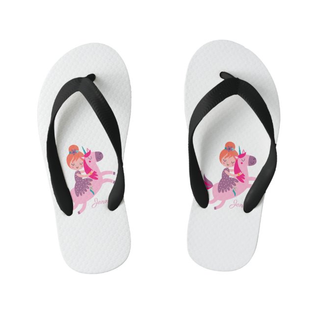 Chinelos Infantis Linda Menina de Cabelos Laranjas Montando um Unicó (Pé da cama)