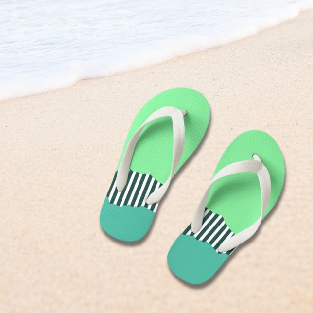 Chinelos Infantis Modern Torn Lança Verde (Modern Torn Stripes Green Layered Kid's Flip Flops)