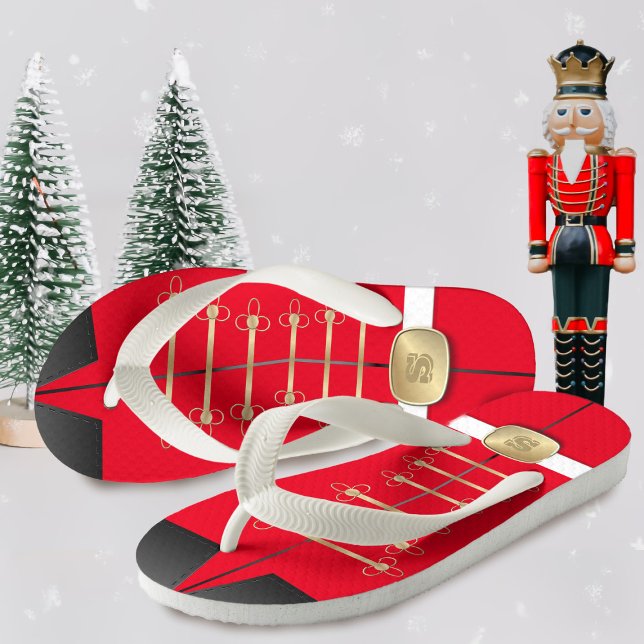 Chinelos Infantis Noz-pirata de Natal Monograma do Soldado (Stand to attention in a pair of fun nutcracker flip flops)