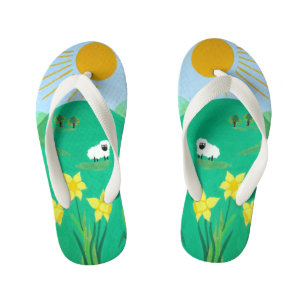 Chinelos Infantis ovelhas bonitas com árvores colinas céu azul e c