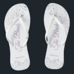 Chinelos Lace de prata e Lavanda, o casamento noivo<br><div class="desc">Dance a noite fora com essas belas chinelos de casamento. Projetados para a noiva, eles apresentam um design simples, mas elegante, com letras roxas ou lavandas empoeiradas em fundo branco, e ricos de cor prateada, coalhadas e espirais. Uma bela maneira de se manter rico e apropriado enquanto dá uma pausa...</div>