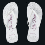 Chinelos Lace De Prata Roxo Casamento Branco Da Noiva<br><div class="desc">Dance a noite fora com essas belas chinelos de casamento. Projetados para a noiva, eles apresentam um design simples, mas elegante, com carateres roxos, magenta ou de anotações coloridas em um fundo branco e ricos de cor prata e caracóis e espirais. Uma bela maneira de se manter rico e apropriado...</div>