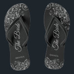 Chinelos Lacy Silver sobre o legante negro O casamento noiv<br><div class="desc">Dance a noite fora com essas belas chinelos de casamento. Projetados para a noiva, eles apresentam uma design simples, mas elegante, com a letra da cinza em um fundo preto clássico e a cinza de prata de rico decorativa e espirais. Uma bela maneira de se manter rico e apropriado enquanto...</div>