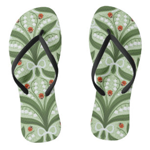 Chinelos Lily do vale e a simetria de joias em verde.