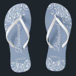 Chinelos Lugar Branco sobre Casamento de Bridesmaid Azul Du<br><div class="desc">Estas belas chinelos de casamento são uma maneira excelente de obrigado e reconhecer suas madrinhas enquanto salvam seus pés ao mesmo tempo. Possui um design simples, mas elegante, com filigre de rendas florais brancas sobre um fundo azul empoeirado. A elegante letra do roteiro lê Bridesmaid com seu nome abaixo. Excelente...</div>