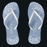 Chinelos Lugar Branco sobre Casamento de Madrinha de casame<br><div class="desc">Estas belas chinelos de casamento são uma maneira excelente de obrigado e reconhecer sua Madrinha de casamento enquanto salva os pés dela ao mesmo tempo. Possui um design elegante com filigre de rendas florais brancas sobre um fundo azul empoeirado. A elegante letra do roteiro lê Madrinha de casamento com seu...</div>