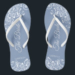 Chinelos Lugar Branco sobre o Casamento da Noiva Elegante A<br><div class="desc">Dance a noite fora com essas belas chinelos de casamento. Projetados para a noiva, eles apresentam um design simples, mas elegante, com rico escrito em um fundo azul empoeirado e coalhada branca de rendas e espirais. Uma bela maneira de se manter rico e apropriado enquanto dá uma pausa nos pés...</div>