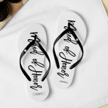 Chinelos "Madrinha de casamento" da tipografia moderna<br><div class="desc">Flip-flops personalizado do partido Bridal apresentando um na moda e uma tipografia de script de tendência. Personalize com o monograma da noiva e do noivo, a data do casamento e o nome da Madrinha de casamento para um tipo de design! Procurando uma cor personalizada? Sem problemas! Apenas envie seu pedido...</div>