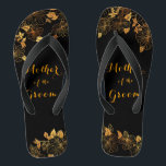 Chinelos Mãe da Folhagem Dourada e Preta de Luxo<br><div class="desc">Esta maravilhosa Mãe dos chinelos de folhagem preto e dourado do noivo ostenta uma luxuosa paleta preta e dourada, com um impressionante padrão floral de ouro e uma tipografia moderna contra fundo negro, exuando elegância e sofisticação. É um belo presente para a sua festa noiva. Exibir a coleção nesta página...</div>