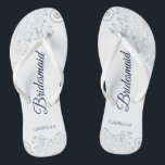 Chinelos Marinho Azul de Prata no Casamento da Branca<br><div class="desc">Estes chinelos elegantes de casamento são uma maneira excelente de obrigado e reconhecer suas madrinhas, enquanto descansam depois de um longo dia. O belo design apresenta um design elegante com colchões de rendas de cinza prateada sobre fundo branco e a inscrição de caracteres azul de marinho rico. O texto diz...</div>