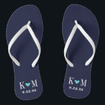 Chinelos Monograma de Casamento Moderno do marinho e Turque<br><div class="desc">Sandálias de sacudir impressas personalizadas personalizadas com um coração fofo e suas iniciais de monograma e data de casamento. Clique em Personalizar para alterar as fontes e cores do texto ou adicionar suas próprias imagens para criar uma única design!</div>