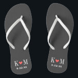Chinelos Monograma de Casamentos Modernos de cinzas e Corai<br><div class="desc">Sandálias de sacudir impressas personalizadas personalizadas com um coração fofo e suas iniciais de monograma e data de casamento. Clique em Personalizar para alterar as fontes e cores do texto ou adicionar suas próprias imagens para criar uma única design!</div>