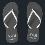 Chinelos Monograma de Casamentos Modernos de cinzas e Turqu<br><div class="desc">Sandálias de sacudir impressas personalizadas personalizadas com um coração fofo e suas iniciais de monograma e data de casamento. Clique em Personalizar para alterar as fontes e cores do texto ou adicionar suas próprias imagens para criar uma única design!</div>